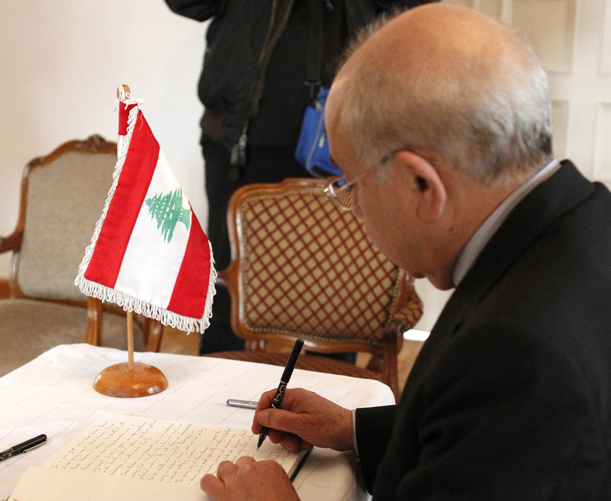 Ο Πρόεδρος της Βουλής, υπέγραψε το βιβλίο συλλυπητηρίων για το θάνατο του πρώην Πρωθυπουργού του Λιβάνου - 15/1/2015
